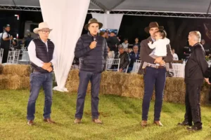 Cavalo Campolina - Henrique Salvador, José Henrique com sua filha Sylvia e Dr José Salvador Silva no leilão