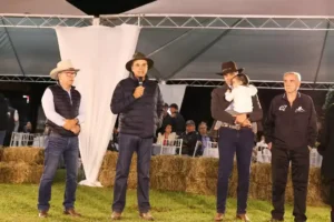 Cavalo Campolina - Henrique Salvador, José Henrique com sua filha Sylvia e Dr José Salvador Silva no leilão